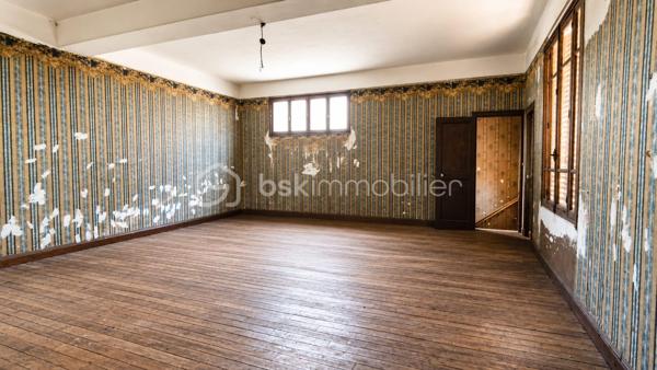 Investisseurs, cet ensemble immobilier est fait pour vous!

Au cœur du bourg de Fay aux Loges à proximité de toutes les commodités, édifié sur une parcelle de 656m2, je vous invite à découvrir cet immeuble de plus de 300m2 à rénover entièrement.
Actuellement distribué ainsi :
Première partie de l'immeuble :

Premier logement au rez-de-chaussée
 ° Plateau de 150.75m2 comprenant une grande salle de 121.33m2, cuisine de 19.53m2, 2 WC 1.77m2 et  2.20m2, un couloir de 5.92m2 pouvant être aménagé en un loft ou divisé en 2 logements. Cour intérieure. Cave de 40m2 environ.

Étage 
° Plateau de 76.95m2 comprenant 5 pièces de 11.98m2, 12.14m2, 11.13 M2, 11.15m2, 10.70m2 ,un WC  de 2.76m2, et un couloir de 9.45m2 pouvant être aménagé en un ou deux logements.

Deuxième partie de l'immeuble:

° Premier logement en RDC de 43.36m2 comprenant une entrée de 3.84m2, une salle d'eau de 2.50m2, une cuisine de 5.94m2, une pièce de 14.38m2 et une pièce de 16.70m2.

Étage:
° Logement de 58.92m2 comprenant une cuisine  de 10.39m2, un salon de 11.95m2, une salle d'eau de 2.21m2, un couloir de 6.17m2, 2 chambres de 11.70 m2et 13.95m2 et un WC 2.55m2.

Au 2ème étage 
° Une pièce de 42.36m2 ainsi qu'un WC de 1.37m2 pouvant être aménagé en studio.
Toit terrasse.
Une cave de 17.70m2.


° Bâtiment indépendant de 32.85m2 comprenant une partie garage de 10.78m2 et deux pièces 11.07m2 et 11m2 pouvant être aménagé en studio ou garages individuels.

Puits
2 portails pour deux accès indépendants.
Possibilité de 6 logements ou plus. À rénover entièrement