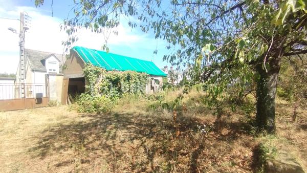 Investisseurs, cet ensemble immobilier est fait pour vous!

Au cœur du bourg de Fay aux Loges à proximité de toutes les commodités, édifié sur une parcelle de 656m2, je vous invite à découvrir cet immeuble de plus de 300m2 à rénover entièrement.
Actuellement distribué ainsi :
Première partie de l'immeuble :

Premier logement au rez-de-chaussée
 ° Plateau de 150.75m2 comprenant une grande salle de 121.33m2, cuisine de 19.53m2, 2 WC 1.77m2 et  2.20m2, un couloir de 5.92m2 pouvant être aménagé en un loft ou divisé en 2 logements. Cour intérieure. Cave de 40m2 environ.

Étage 
° Plateau de 76.95m2 comprenant 5 pièces de 11.98m2, 12.14m2, 11.13 M2, 11.15m2, 10.70m2 ,un WC  de 2.76m2, et un couloir de 9.45m2 pouvant être aménagé en un ou deux logements.

Deuxième partie de l'immeuble:

° Premier logement en RDC de 43.36m2 comprenant une entrée de 3.84m2, une salle d'eau de 2.50m2, une cuisine de 5.94m2, une pièce de 14.38m2 et une pièce de 16.70m2.

Étage:
° Logement de 58.92m2 comprenant une cuisine  de 10.39m2, un salon de 11.95m2, une salle d'eau de 2.21m2, un couloir de 6.17m2, 2 chambres de 11.70 m2et 13.95m2 et un WC 2.55m2.

Au 2ème étage 
° Une pièce de 42.36m2 ainsi qu'un WC de 1.37m2 pouvant être aménagé en studio.
Toit terrasse.
Une cave de 17.70m2.


° Bâtiment indépendant de 32.85m2 comprenant une partie garage de 10.78m2 et deux pièces 11.07m2 et 11m2 pouvant être aménagé en studio ou garages individuels.

Puits
2 portails pour deux accès indépendants.
Possibilité de 6 logements ou plus. À rénover entièrement