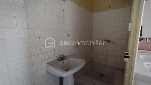 Investisseurs, cet ensemble immobilier est fait pour vous!

Au cœur du bourg de Fay aux Loges à proximité de toutes les commodités, édifié sur une parcelle de 656m2, je vous invite à découvrir cet immeuble de plus de 300m2 à rénover entièrement.
Actuellement distribué ainsi :
Première partie de l'immeuble :

Premier logement au rez-de-chaussée
 ° Plateau de 150.75m2 comprenant une grande salle de 121.33m2, cuisine de 19.53m2, 2 WC 1.77m2 et  2.20m2, un couloir de 5.92m2 pouvant être aménagé en un loft ou divisé en 2 logements. Cour intérieure. Cave de 40m2 environ.

Étage 
° Plateau de 76.95m2 comprenant 5 pièces de 11.98m2, 12.14m2, 11.13 M2, 11.15m2, 10.70m2 ,un WC  de 2.76m2, et un couloir de 9.45m2 pouvant être aménagé en un ou deux logements.

Deuxième partie de l'immeuble:

° Premier logement en RDC de 43.36m2 comprenant une entrée de 3.84m2, une salle d'eau de 2.50m2, une cuisine de 5.94m2, une pièce de 14.38m2 et une pièce de 16.70m2.

Étage:
° Logement de 58.92m2 comprenant une cuisine  de 10.39m2, un salon de 11.95m2, une salle d'eau de 2.21m2, un couloir de 6.17m2, 2 chambres de 11.70 m2et 13.95m2 et un WC 2.55m2.

Au 2ème étage 
° Une pièce de 42.36m2 ainsi qu'un WC de 1.37m2 pouvant être aménagé en studio.
Toit terrasse.
Une cave de 17.70m2.


° Bâtiment indépendant de 32.85m2 comprenant une partie garage de 10.78m2 et deux pièces 11.07m2 et 11m2 pouvant être aménagé en studio ou garages individuels.

Puits
2 portails pour deux accès indépendants.
Possibilité de 6 logements ou plus. À rénover entièrement