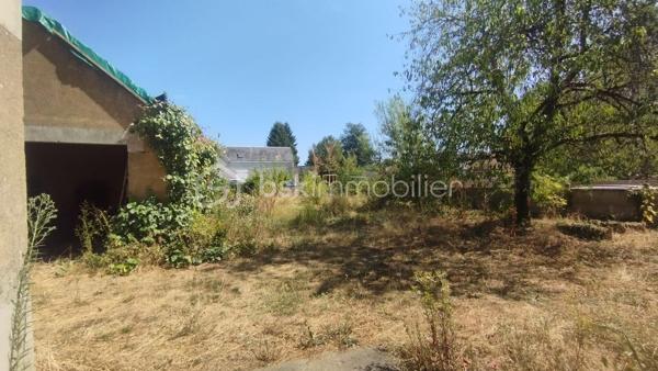 Investisseurs, cet ensemble immobilier est fait pour vous!

Au cœur du bourg de Fay aux Loges à proximité de toutes les commodités, édifié sur une parcelle de 656m2, je vous invite à découvrir cet immeuble de plus de 300m2 à rénover entièrement.
Actuellement distribué ainsi :
Première partie de l'immeuble :

Premier logement au rez-de-chaussée
 ° Plateau de 150.75m2 comprenant une grande salle de 121.33m2, cuisine de 19.53m2, 2 WC 1.77m2 et  2.20m2, un couloir de 5.92m2 pouvant être aménagé en un loft ou divisé en 2 logements. Cour intérieure. Cave de 40m2 environ.

Étage 
° Plateau de 76.95m2 comprenant 5 pièces de 11.98m2, 12.14m2, 11.13 M2, 11.15m2, 10.70m2 ,un WC  de 2.76m2, et un couloir de 9.45m2 pouvant être aménagé en un ou deux logements.

Deuxième partie de l'immeuble:

° Premier logement en RDC de 43.36m2 comprenant une entrée de 3.84m2, une salle d'eau de 2.50m2, une cuisine de 5.94m2, une pièce de 14.38m2 et une pièce de 16.70m2.

Étage:
° Logement de 58.92m2 comprenant une cuisine  de 10.39m2, un salon de 11.95m2, une salle d'eau de 2.21m2, un couloir de 6.17m2, 2 chambres de 11.70 m2et 13.95m2 et un WC 2.55m2.

Au 2ème étage 
° Une pièce de 42.36m2 ainsi qu'un WC de 1.37m2 pouvant être aménagé en studio.
Toit terrasse.
Une cave de 17.70m2.


° Bâtiment indépendant de 32.85m2 comprenant une partie garage de 10.78m2 et deux pièces 11.07m2 et 11m2 pouvant être aménagé en studio ou garages individuels.

Puits
2 portails pour deux accès indépendants.
Possibilité de 6 logements ou plus. À rénover entièrement