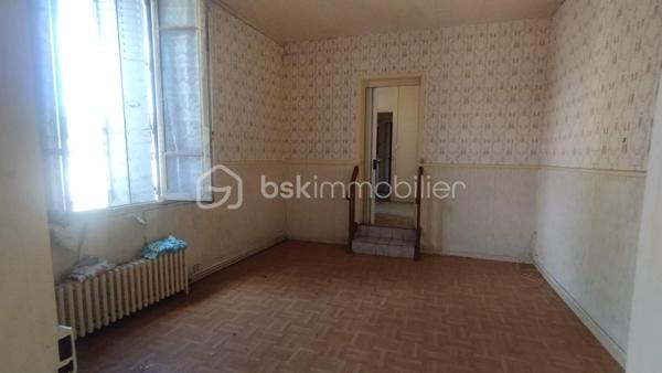 Investisseurs, cet ensemble immobilier est fait pour vous!

Au cœur du bourg de Fay aux Loges à proximité de toutes les commodités, édifié sur une parcelle de 656m2, je vous invite à découvrir cet immeuble de plus de 300m2 à rénover entièrement.
Actuellement distribué ainsi :
Première partie de l'immeuble :

Premier logement au rez-de-chaussée
 ° Plateau de 150.75m2 comprenant une grande salle de 121.33m2, cuisine de 19.53m2, 2 WC 1.77m2 et  2.20m2, un couloir de 5.92m2 pouvant être aménagé en un loft ou divisé en 2 logements. Cour intérieure. Cave de 40m2 environ.

Étage 
° Plateau de 76.95m2 comprenant 5 pièces de 11.98m2, 12.14m2, 11.13 M2, 11.15m2, 10.70m2 ,un WC  de 2.76m2, et un couloir de 9.45m2 pouvant être aménagé en un ou deux logements.

Deuxième partie de l'immeuble:

° Premier logement en RDC de 43.36m2 comprenant une entrée de 3.84m2, une salle d'eau de 2.50m2, une cuisine de 5.94m2, une pièce de 14.38m2 et une pièce de 16.70m2.

Étage:
° Logement de 58.92m2 comprenant une cuisine  de 10.39m2, un salon de 11.95m2, une salle d'eau de 2.21m2, un couloir de 6.17m2, 2 chambres de 11.70 m2et 13.95m2 et un WC 2.55m2.

Au 2ème étage 
° Une pièce de 42.36m2 ainsi qu'un WC de 1.37m2 pouvant être aménagé en studio.
Toit terrasse.
Une cave de 17.70m2.


° Bâtiment indépendant de 32.85m2 comprenant une partie garage de 10.78m2 et deux pièces 11.07m2 et 11m2 pouvant être aménagé en studio ou garages individuels.

Puits
2 portails pour deux accès indépendants.
Possibilité de 6 logements ou plus. À rénover entièrement