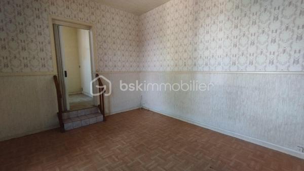 Investisseurs, cet ensemble immobilier est fait pour vous!

Au cœur du bourg de Fay aux Loges à proximité de toutes les commodités, édifié sur une parcelle de 656m2, je vous invite à découvrir cet immeuble de plus de 300m2 à rénover entièrement.
Actuellement distribué ainsi :
Première partie de l'immeuble :

Premier logement au rez-de-chaussée
 ° Plateau de 150.75m2 comprenant une grande salle de 121.33m2, cuisine de 19.53m2, 2 WC 1.77m2 et  2.20m2, un couloir de 5.92m2 pouvant être aménagé en un loft ou divisé en 2 logements. Cour intérieure. Cave de 40m2 environ.

Étage 
° Plateau de 76.95m2 comprenant 5 pièces de 11.98m2, 12.14m2, 11.13 M2, 11.15m2, 10.70m2 ,un WC  de 2.76m2, et un couloir de 9.45m2 pouvant être aménagé en un ou deux logements.

Deuxième partie de l'immeuble:

° Premier logement en RDC de 43.36m2 comprenant une entrée de 3.84m2, une salle d'eau de 2.50m2, une cuisine de 5.94m2, une pièce de 14.38m2 et une pièce de 16.70m2.

Étage:
° Logement de 58.92m2 comprenant une cuisine  de 10.39m2, un salon de 11.95m2, une salle d'eau de 2.21m2, un couloir de 6.17m2, 2 chambres de 11.70 m2et 13.95m2 et un WC 2.55m2.

Au 2ème étage 
° Une pièce de 42.36m2 ainsi qu'un WC de 1.37m2 pouvant être aménagé en studio.
Toit terrasse.
Une cave de 17.70m2.


° Bâtiment indépendant de 32.85m2 comprenant une partie garage de 10.78m2 et deux pièces 11.07m2 et 11m2 pouvant être aménagé en studio ou garages individuels.

Puits
2 portails pour deux accès indépendants.
Possibilité de 6 logements ou plus. À rénover entièrement