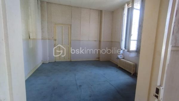 Investisseurs, cet ensemble immobilier est fait pour vous!

Au cœur du bourg de Fay aux Loges à proximité de toutes les commodités, édifié sur une parcelle de 656m2, je vous invite à découvrir cet immeuble de plus de 300m2 à rénover entièrement.
Actuellement distribué ainsi :
Première partie de l'immeuble :

Premier logement au rez-de-chaussée
 ° Plateau de 150.75m2 comprenant une grande salle de 121.33m2, cuisine de 19.53m2, 2 WC 1.77m2 et  2.20m2, un couloir de 5.92m2 pouvant être aménagé en un loft ou divisé en 2 logements. Cour intérieure. Cave de 40m2 environ.

Étage 
° Plateau de 76.95m2 comprenant 5 pièces de 11.98m2, 12.14m2, 11.13 M2, 11.15m2, 10.70m2 ,un WC  de 2.76m2, et un couloir de 9.45m2 pouvant être aménagé en un ou deux logements.

Deuxième partie de l'immeuble:

° Premier logement en RDC de 43.36m2 comprenant une entrée de 3.84m2, une salle d'eau de 2.50m2, une cuisine de 5.94m2, une pièce de 14.38m2 et une pièce de 16.70m2.

Étage:
° Logement de 58.92m2 comprenant une cuisine  de 10.39m2, un salon de 11.95m2, une salle d'eau de 2.21m2, un couloir de 6.17m2, 2 chambres de 11.70 m2et 13.95m2 et un WC 2.55m2.

Au 2ème étage 
° Une pièce de 42.36m2 ainsi qu'un WC de 1.37m2 pouvant être aménagé en studio.
Toit terrasse.
Une cave de 17.70m2.


° Bâtiment indépendant de 32.85m2 comprenant une partie garage de 10.78m2 et deux pièces 11.07m2 et 11m2 pouvant être aménagé en studio ou garages individuels.

Puits
2 portails pour deux accès indépendants.
Possibilité de 6 logements ou plus. À rénover entièrement