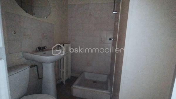 Investisseurs, cet ensemble immobilier est fait pour vous!

Au cœur du bourg de Fay aux Loges à proximité de toutes les commodités, édifié sur une parcelle de 656m2, je vous invite à découvrir cet immeuble de plus de 300m2 à rénover entièrement.
Actuellement distribué ainsi :
Première partie de l'immeuble :

Premier logement au rez-de-chaussée
 ° Plateau de 150.75m2 comprenant une grande salle de 121.33m2, cuisine de 19.53m2, 2 WC 1.77m2 et  2.20m2, un couloir de 5.92m2 pouvant être aménagé en un loft ou divisé en 2 logements. Cour intérieure. Cave de 40m2 environ.

Étage 
° Plateau de 76.95m2 comprenant 5 pièces de 11.98m2, 12.14m2, 11.13 M2, 11.15m2, 10.70m2 ,un WC  de 2.76m2, et un couloir de 9.45m2 pouvant être aménagé en un ou deux logements.

Deuxième partie de l'immeuble:

° Premier logement en RDC de 43.36m2 comprenant une entrée de 3.84m2, une salle d'eau de 2.50m2, une cuisine de 5.94m2, une pièce de 14.38m2 et une pièce de 16.70m2.

Étage:
° Logement de 58.92m2 comprenant une cuisine  de 10.39m2, un salon de 11.95m2, une salle d'eau de 2.21m2, un couloir de 6.17m2, 2 chambres de 11.70 m2et 13.95m2 et un WC 2.55m2.

Au 2ème étage 
° Une pièce de 42.36m2 ainsi qu'un WC de 1.37m2 pouvant être aménagé en studio.
Toit terrasse.
Une cave de 17.70m2.


° Bâtiment indépendant de 32.85m2 comprenant une partie garage de 10.78m2 et deux pièces 11.07m2 et 11m2 pouvant être aménagé en studio ou garages individuels.

Puits
2 portails pour deux accès indépendants.
Possibilité de 6 logements ou plus. À rénover entièrement