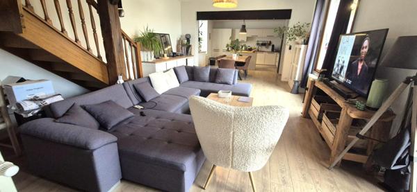 Belle Maison en Pierre ou de Caractère de 160 m² Entièrement Rénovée avec Cour de 140 m², Patio, Cave avec Chaufferie Gaz de 76 m², 2 Terrasses avec Barbecue, Garage avec Atelier de 45 m² et un joli Terrain Clos et joliment Arboré de 452 m²