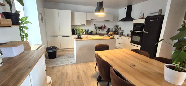 Belle Maison en Pierre ou de Caractère de 160 m² Entièrement Rénovée avec Cour de 140 m², Patio, Cave avec Chaufferie Gaz de 76 m², 2 Terrasses avec Barbecue, Garage avec Atelier de 45 m² et un joli Terrain Clos et joliment Arboré de 452 m²