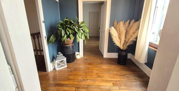 Belle Maison en Pierre ou de Caractère de 160 m² Entièrement Rénovée avec Cour de 140 m², Patio, Cave avec Chaufferie Gaz de 76 m², 2 Terrasses avec Barbecue, Garage avec Atelier de 45 m² et un joli Terrain Clos et joliment Arboré de 452 m²