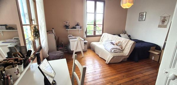Belle Maison en Pierre ou de Caractère de 160 m² Entièrement Rénovée avec Cour de 140 m², Patio, Cave avec Chaufferie Gaz de 76 m², 2 Terrasses avec Barbecue, Garage avec Atelier de 45 m² et un joli Terrain Clos et joliment Arboré de 452 m²