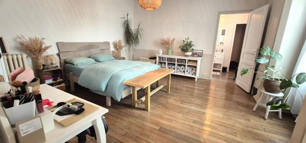 Belle Maison en Pierre ou de Caractère de 160 m² Entièrement Rénovée avec Cour de 140 m², Patio, Cave avec Chaufferie Gaz de 76 m², 2 Terrasses avec Barbecue, Garage avec Atelier de 45 m² et un joli Terrain Clos et joliment Arboré de 452 m²