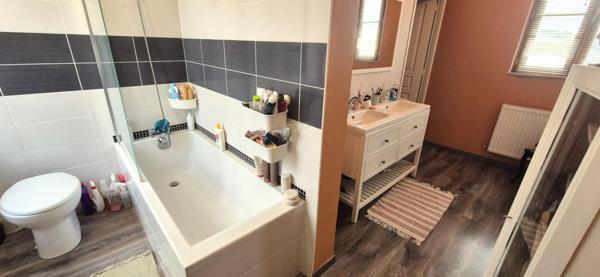 Belle Maison en Pierre ou de Caractère de 160 m² Entièrement Rénovée avec Cour de 140 m², Patio, Cave avec Chaufferie Gaz de 76 m², 2 Terrasses avec Barbecue, Garage avec Atelier de 45 m² et un joli Terrain Clos et joliment Arboré de 452 m²