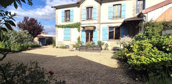 Belle Maison en Pierre ou de Caractère de 160 m² Entièrement Rénovée avec Cour de 140 m², Patio, Cave avec Chaufferie Gaz de 76 m², 2 Terrasses avec Barbecue, Garage avec Atelier de 45 m² et un joli Terrain Clos et joliment Arboré de 452 m²