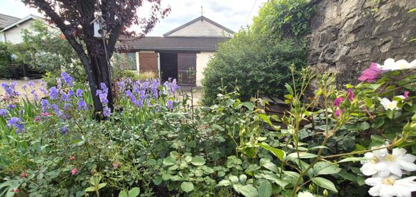 Belle Maison en Pierre ou de Caractère de 160 m² Entièrement Rénovée avec Cour de 140 m², Patio, Cave avec Chaufferie Gaz de 76 m², 2 Terrasses avec Barbecue, Garage avec Atelier de 45 m² et un joli Terrain Clos et joliment Arboré de 452 m²