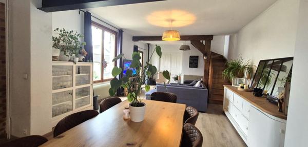 Belle Maison en Pierre ou de Caractère de 160 m² Entièrement Rénovée avec Cour de 140 m², Patio, Cave avec Chaufferie Gaz de 76 m², 2 Terrasses avec Barbecue, Garage avec Atelier de 45 m² et un joli Terrain Clos et joliment Arboré de 452 m²