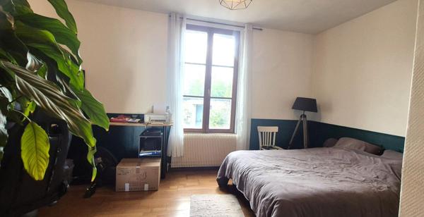 Belle Maison en Pierre ou de Caractère de 160 m² Entièrement Rénovée avec Cour de 140 m², Patio, Cave avec Chaufferie Gaz de 76 m², 2 Terrasses avec Barbecue, Garage avec Atelier de 45 m² et un joli Terrain Clos et joliment Arboré de 452 m²