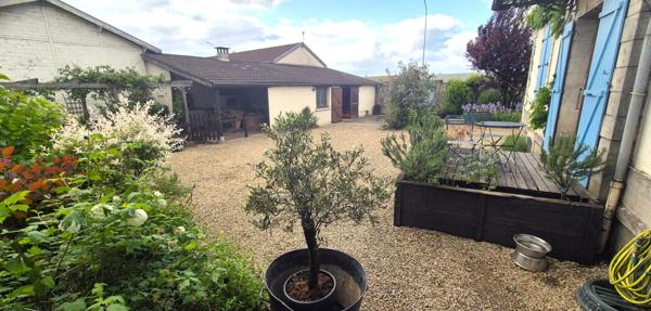 Belle Maison en Pierre ou de Caractère de 160 m² Entièrement Rénovée avec Cour de 140 m², Patio, Cave avec Chaufferie Gaz de 76 m², 2 Terrasses avec Barbecue, Garage avec Atelier de 45 m² et un joli Terrain Clos et joliment Arboré de 452 m²