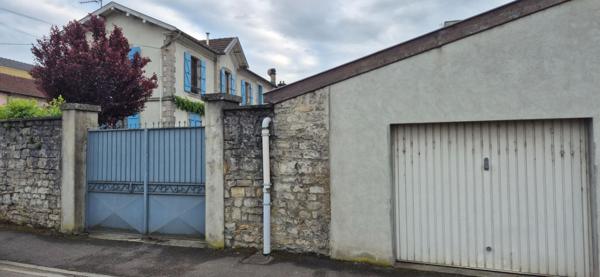 Belle Maison en Pierre ou de Caractère de 160 m² Entièrement Rénovée avec Cour de 140 m², Patio, Cave avec Chaufferie Gaz de 76 m², 2 Terrasses avec Barbecue, Garage avec Atelier de 45 m² et un joli Terrain Clos et joliment Arboré de 452 m²