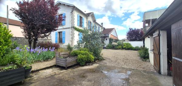 Belle Maison en Pierre ou de Caractère de 160 m² Entièrement Rénovée avec Cour de 140 m², Patio, Cave avec Chaufferie Gaz de 76 m², 2 Terrasses avec Barbecue, Garage avec Atelier de 45 m² et un joli Terrain Clos et joliment Arboré de 452 m²