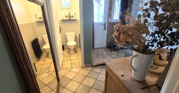 Belle Maison en Pierre ou de Caractère de 160 m² Entièrement Rénovée avec Cour de 140 m², Patio, Cave avec Chaufferie Gaz de 76 m², 2 Terrasses avec Barbecue, Garage avec Atelier de 45 m² et un joli Terrain Clos et joliment Arboré de 452 m²