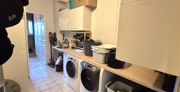 Belle Maison en Pierre ou de Caractère de 160 m² Entièrement Rénovée avec Cour de 140 m², Patio, Cave avec Chaufferie Gaz de 76 m², 2 Terrasses avec Barbecue, Garage avec Atelier de 45 m² et un joli Terrain Clos et joliment Arboré de 452 m²