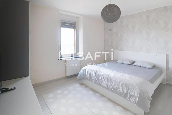 Maison rénovée de 110m2 hab avec 3 chambres, terrasse, jardin et garage