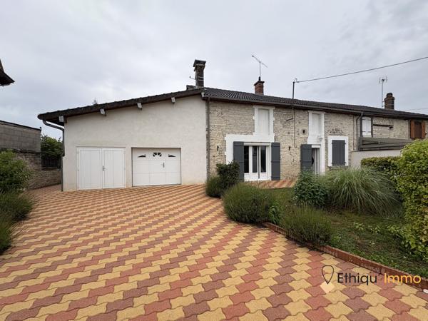 Maison de village avec un joli jardin