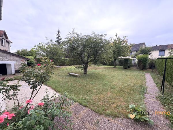 Maison de village avec un joli jardin