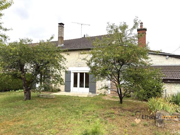 Maison de village avec un joli jardin
