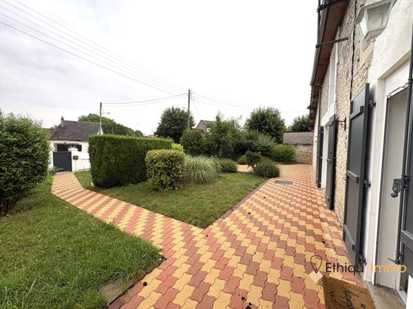 Maison de village avec un joli jardin