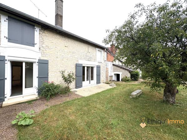 Maison de village avec un joli jardin