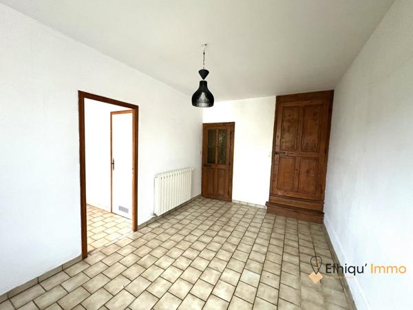 Maison de village avec un joli jardin