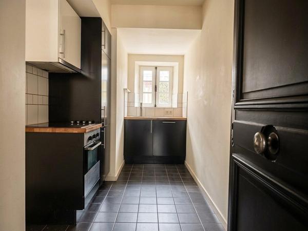 Appartement T2 en parfait état situé au rez-de-chaussée.