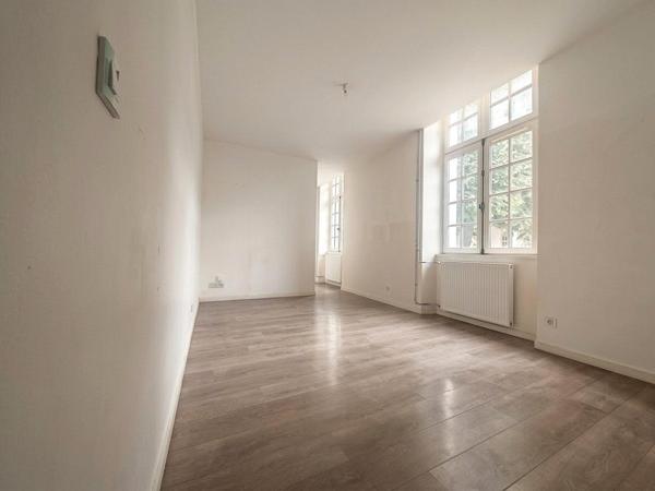 Appartement T2 en parfait état situé au rez-de-chaussée.