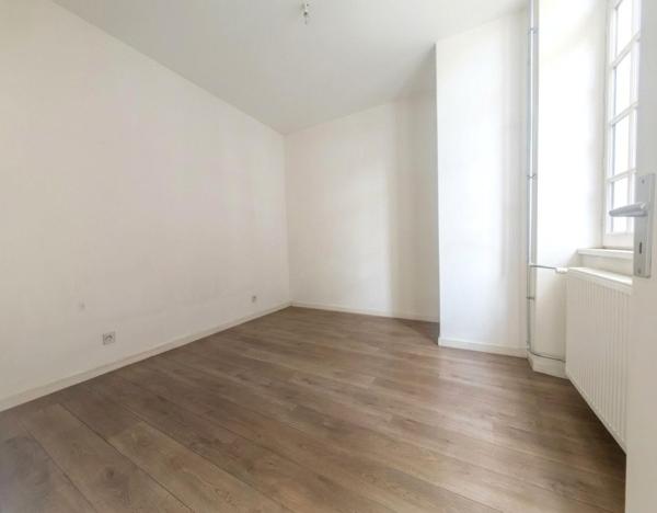 Appartement T2 en parfait état situé au rez-de-chaussée.