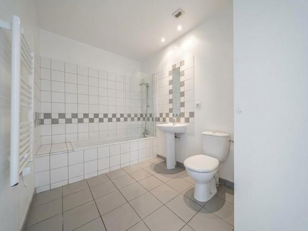 Appartement T2 en parfait état situé au rez-de-chaussée.