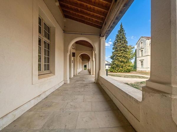 Appartement T2 en parfait état situé au rez-de-chaussée.