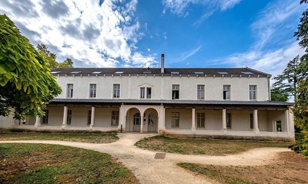 Appartement T2 en parfait état situé au rez-de-chaussée.