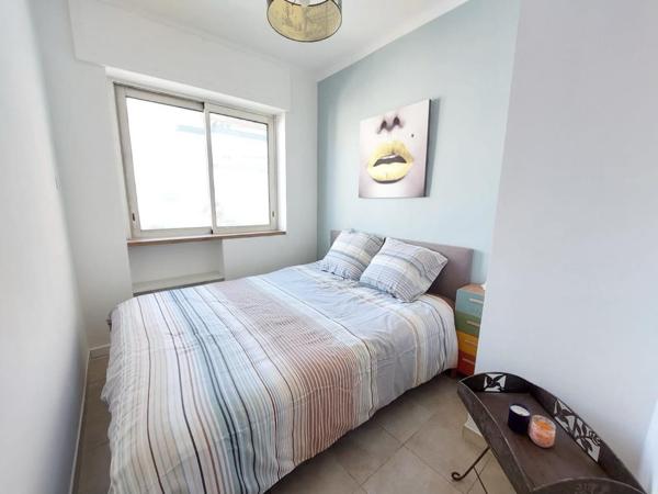 Cannes/ limite Le Cannet : grand deux pièces proche commerces et transports