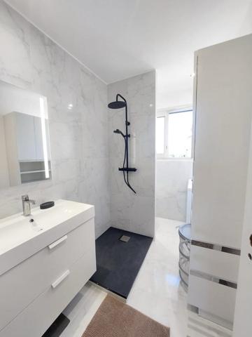 Cannes/ limite Le Cannet : grand deux pièces proche commerces et transports