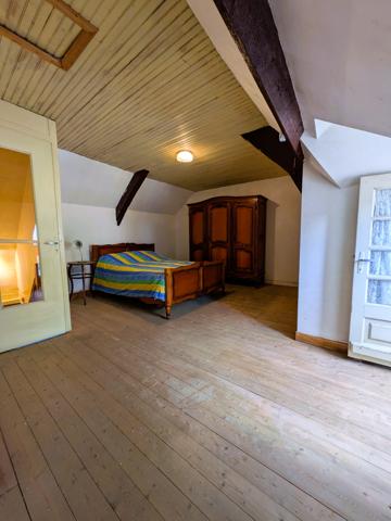 Centre bourg Châteaugiron : maison à rénover type 5 avec vaste jardin exposé Sud