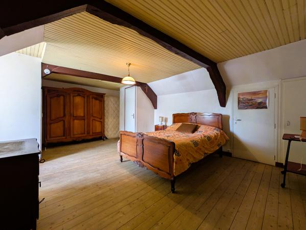 Centre bourg Châteaugiron : maison à rénover type 5 avec vaste jardin exposé Sud