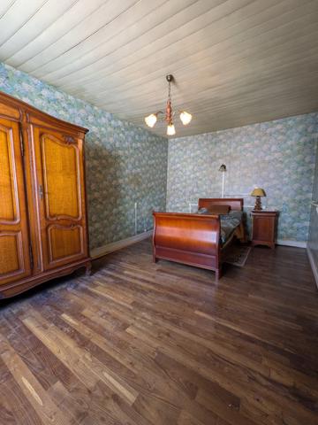 Centre bourg Châteaugiron : maison à rénover type 5 avec vaste jardin exposé Sud