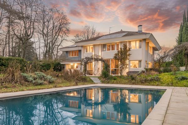 Prévessin-Moëns – Maison d’architecte T7 d’exception au cœur d’un parc privé avec piscine