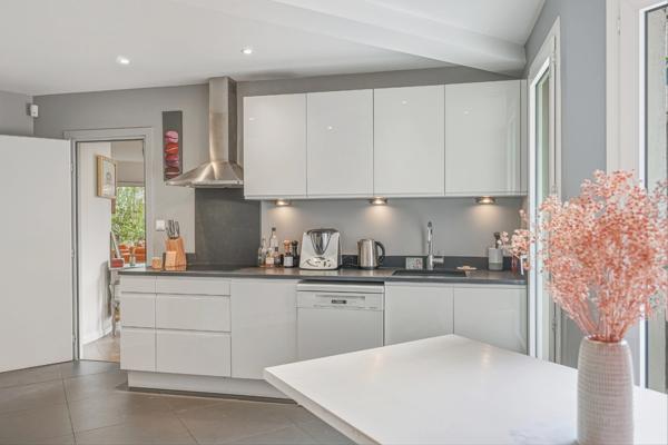 Prévessin-Moëns – Maison d’architecte T7 d’exception au cœur d’un parc privé avec piscine