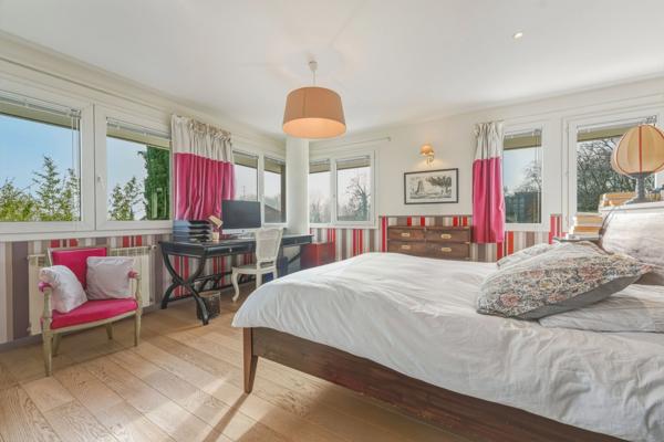 Prévessin-Moëns – Maison d’architecte T7 d’exception au cœur d’un parc privé avec piscine