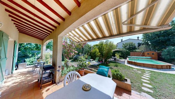Maison à Carcassonne avec garage, jardin et piscine.