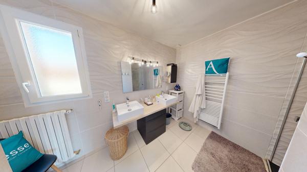 Maison à Carcassonne avec garage, jardin et piscine.