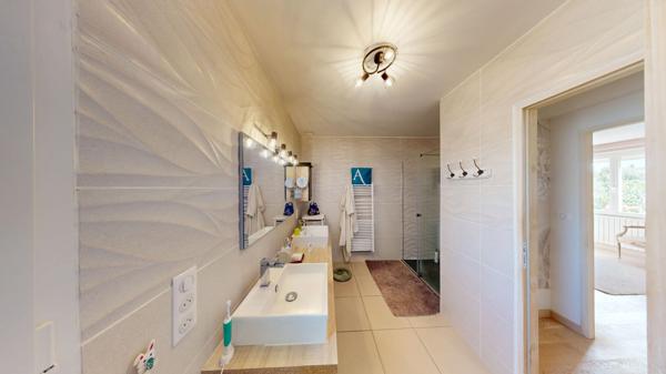 Maison à Carcassonne avec garage, jardin et piscine.