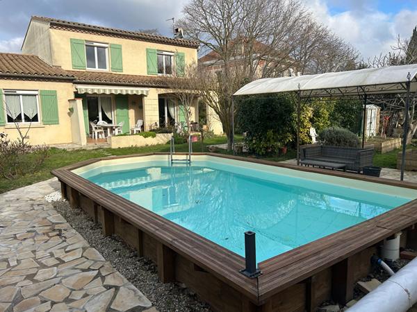 Maison à Carcassonne avec garage, jardin et piscine.