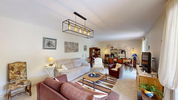 Maison à Carcassonne avec garage, jardin et piscine.