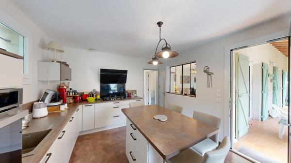 Maison à Carcassonne avec garage, jardin et piscine.